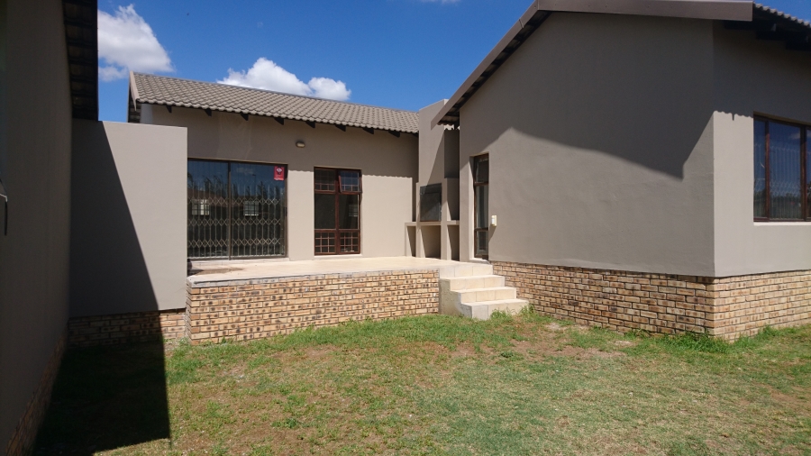 To Let 3 Bedroom Property for Rent in Hillside Free State